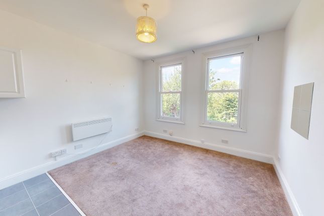 Studio to rent in Grosvenor Avenue, Carshalton