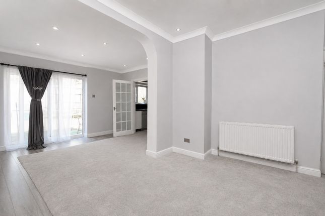 1 Greenstead Avenue, Woodford Green, Greater London photo 3