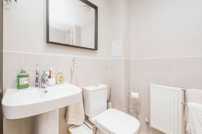 Town house for sale in Hawthorn Crescent, Woodley, Reading