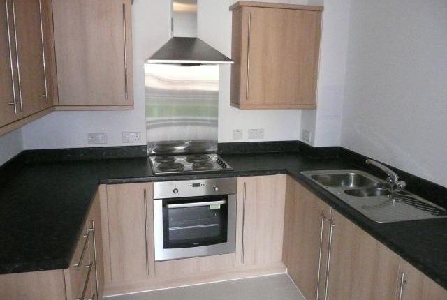Flat to rent in Coombe Way, Farnborough