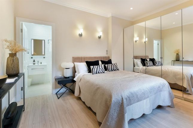 Knightsbridge Luxury  Flat 30, Wellington Court (26).Jpg