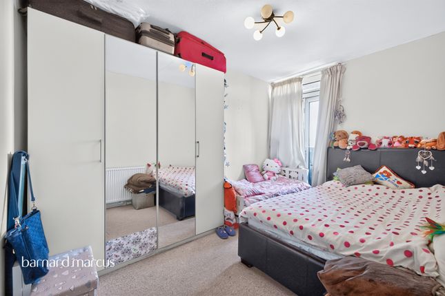 Flat 87, Dovet Court, Mursell Estate, London photo 4