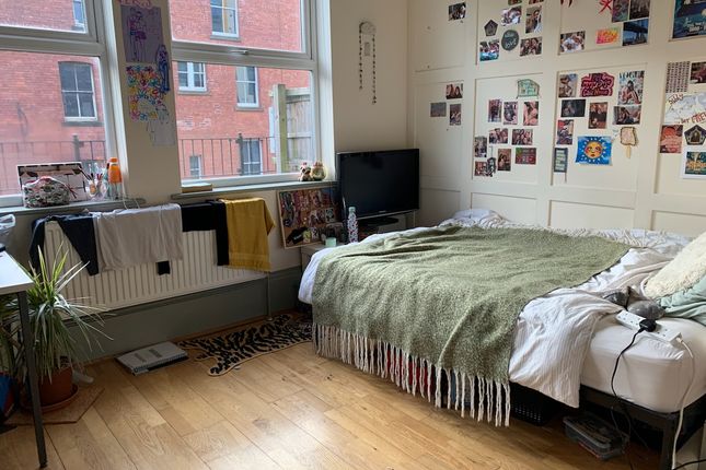 A Cozy And Well-Lit Single Bedroom Featuring A Com...