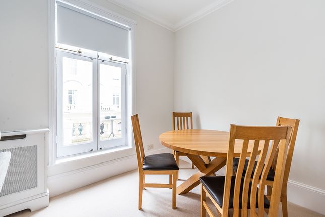 Flat to rent in Gloucester Street, London