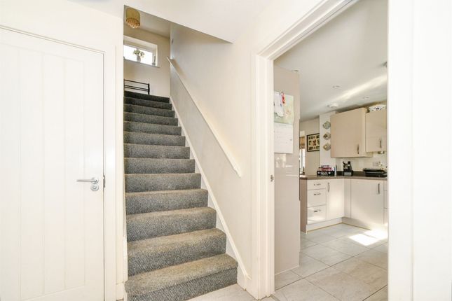 10, Queens Close, SWINDON photo 4