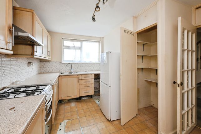 244, Milwards, Harlow photo 4