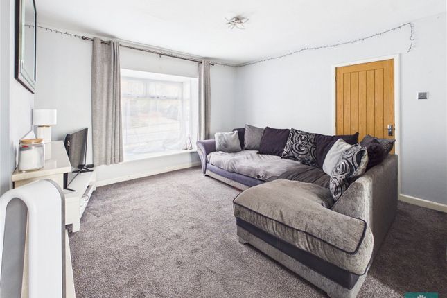 6, Hayfield Close, Oldham photo 2