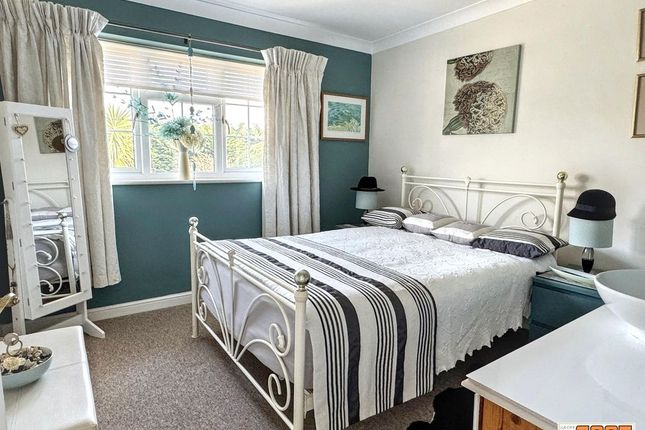 Crowberry Lodge, Manor Road, Hayling Island photo 4