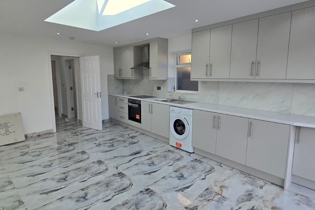 148 A, Northumberland Crescent, Feltham photo 3