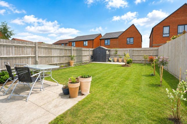 3, Rosa Close, Godalming photo 4