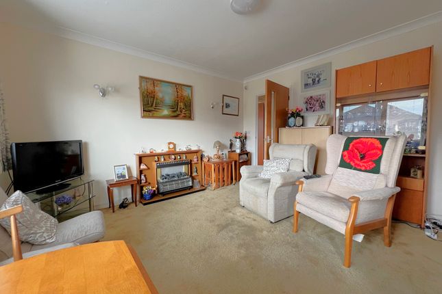 18 Homeborough House, Brinton Lane  photo 2