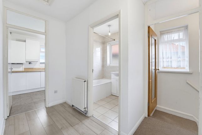 32, Blackberry Farm Close, Hounslow photo 4