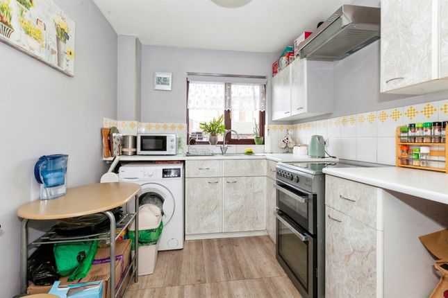 Flat for sale in Thirkleby Close, Slough