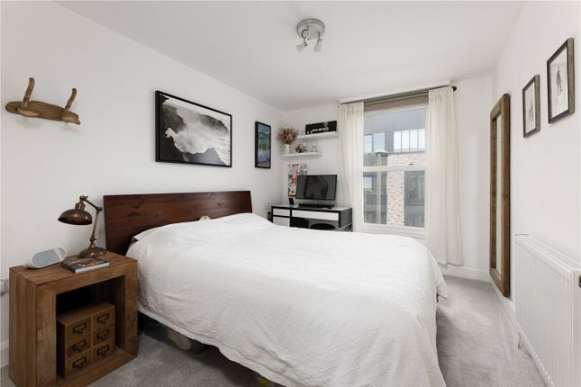 Top Floor Flat, 211, Putney Bridge Road, London photo 3