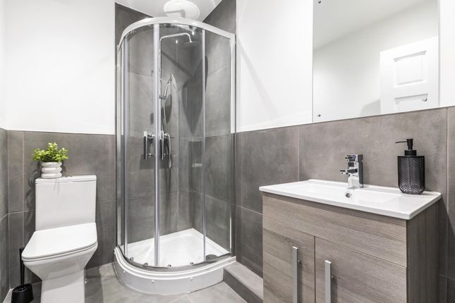 Modern And Clean Bathroom Suite Featuring A Spacio...