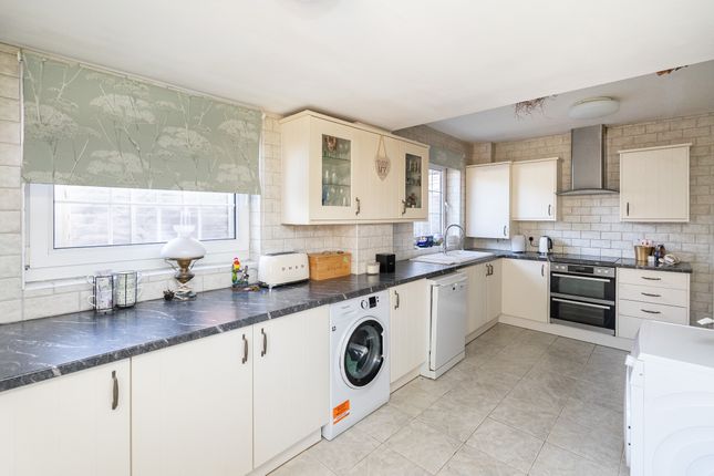 46, Hillside Gardens, Betchworth photo 2