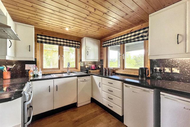 8 Fairway Lakes Village, Caldecott Hall, Great Yarmouth photo 2