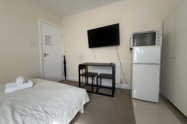 Flat 3, 50, Oaklands Road, London photo 4