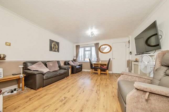 61, Constable Avenue, CLACTON-ON-SEA photo 3