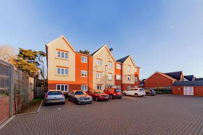 Thumbnail Flat for sale in Grayling Close, Godalming