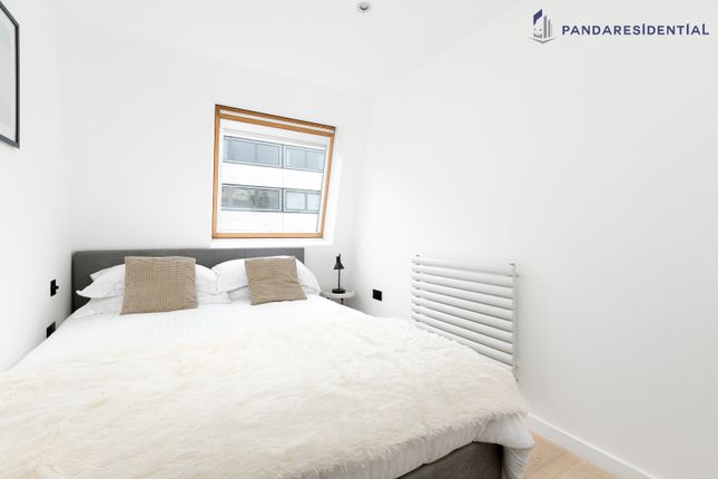 Flat to rent in Maple Street, London