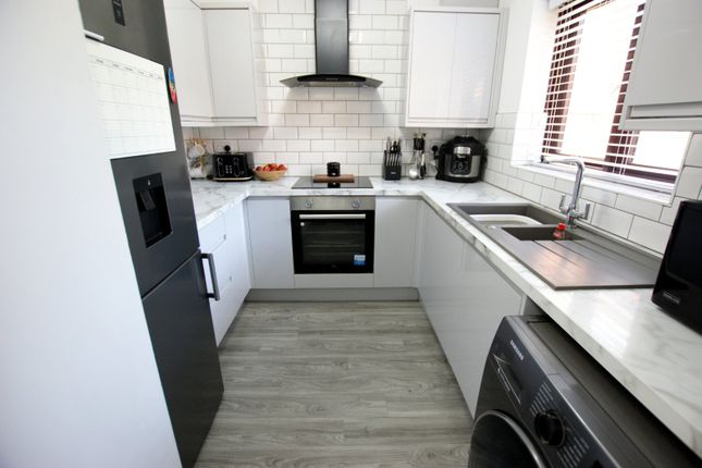 Flat 6, Hillview Court,, Froud Way, Wimborne photo 3