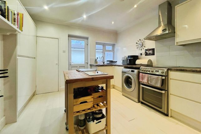 126, Frog Grove Lane, Guildford photo 2
