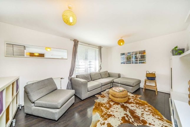 Flat 7, Hollyfield, Pooles Park, London photo 2