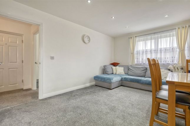 3 St. Stephens Crescent, Grays photo 2