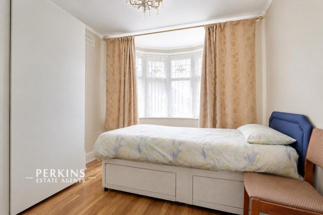 61, Farndale Crescent, Greenford photo 4