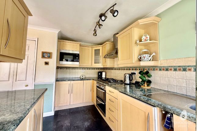 32 Rothwell Gardens, Woodley, Berkshire photo 3