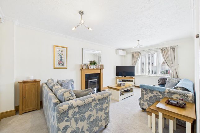 30, Lark Vale, Aylesbury photo 2