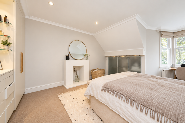 Flat 5, 4 Ladbroke Gardens, London photo 4