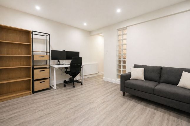 Flat A, 51 Reporton Road, London photo 3