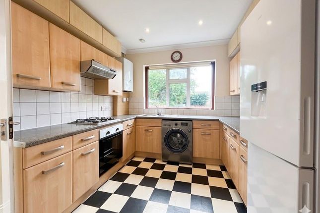 16, Selvage Lane, Mill Hill photo 2