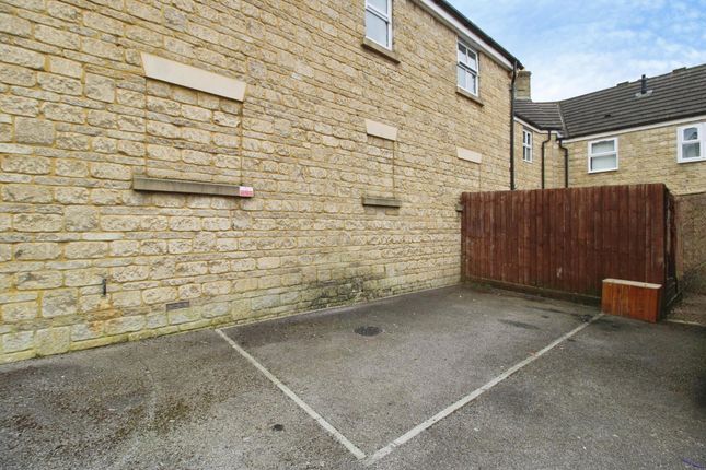 64 Gable Close, Swindon photo 4