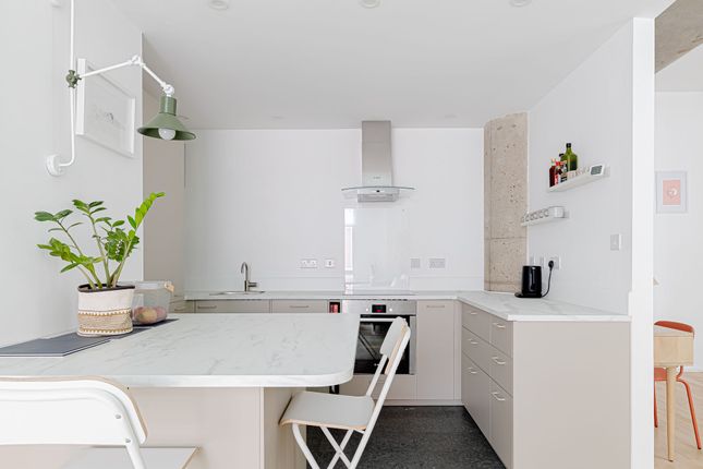 Flat 2.2, Ziggurat Building 60-66 Saffron Hill, London photo 3