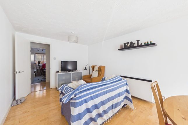 Flat 11, Tyndal Court, London photo 3