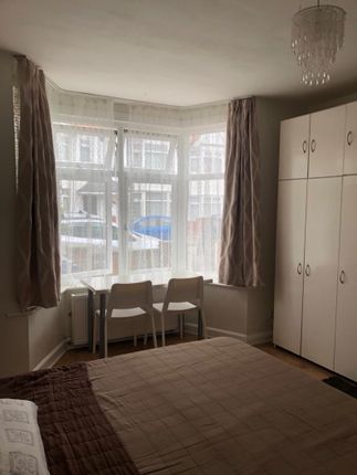 Room to rent in Babington Road, London