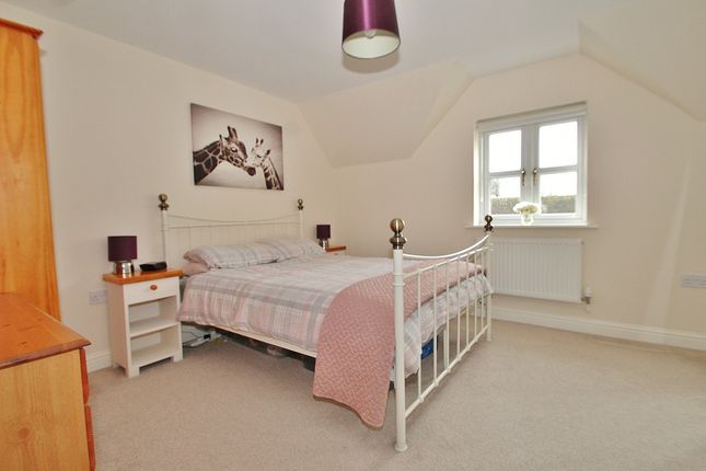 Flat for sale in Larkspur Grove, Witney