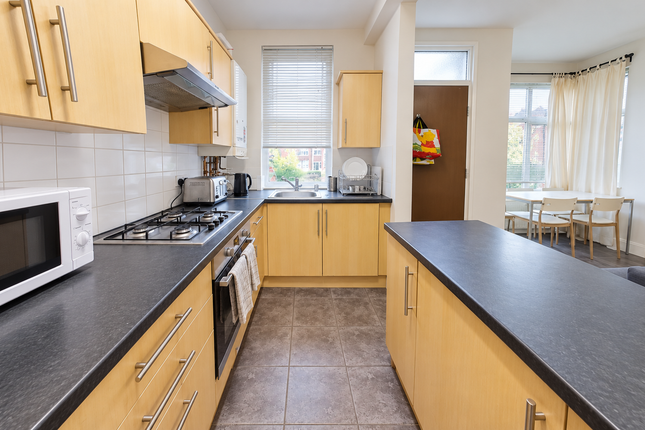 14 St Anns Avenue, Leeds photo 2