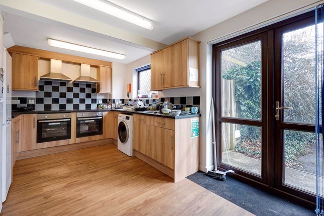 room 4, 1B Laurel Row Craddock Road, Canterbury photo 4