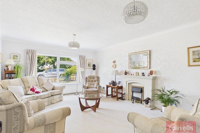 23, Hay Brow Crescent, Scarborough photo 2