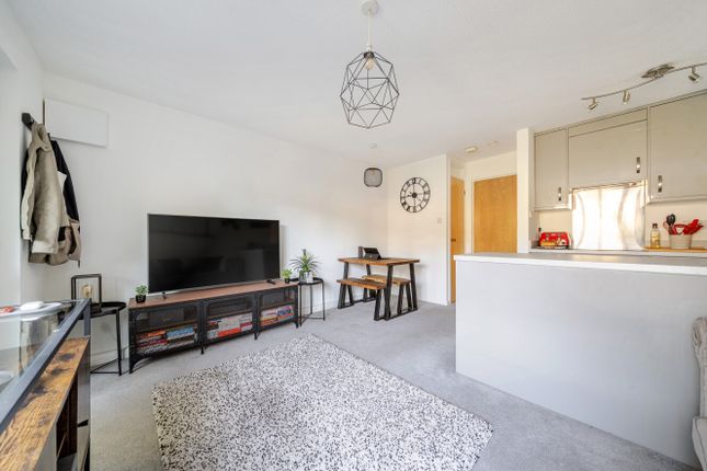 16, Sycamore Grove, London photo 2