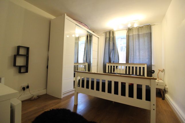 Flat 5, 68 Warminster Road, London photo 5