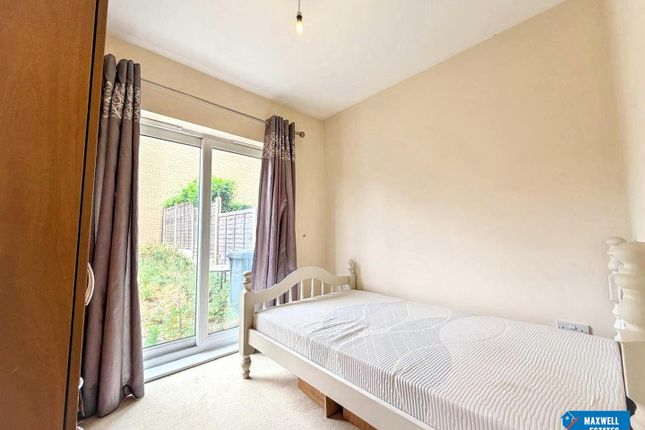 17, Cameron Crescent, Edgware photo 3
