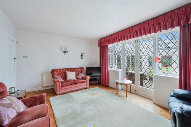18, Fiddicroft Avenue, Banstead photo 3