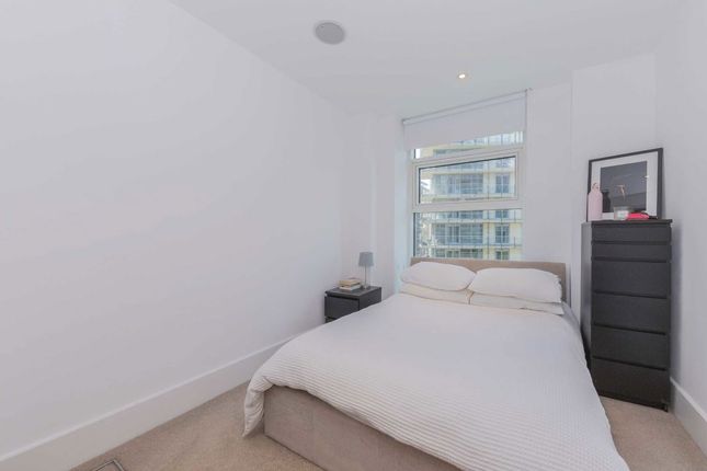 Flat 14, Ensign House, Juniper Drive, London photo 4