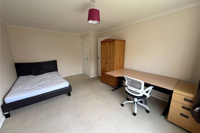 Room A, 125, Roman Way, Surrey photo 2