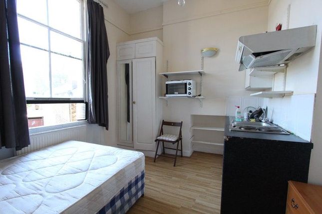 Thumbnail Room to rent in Earls Court Road, London